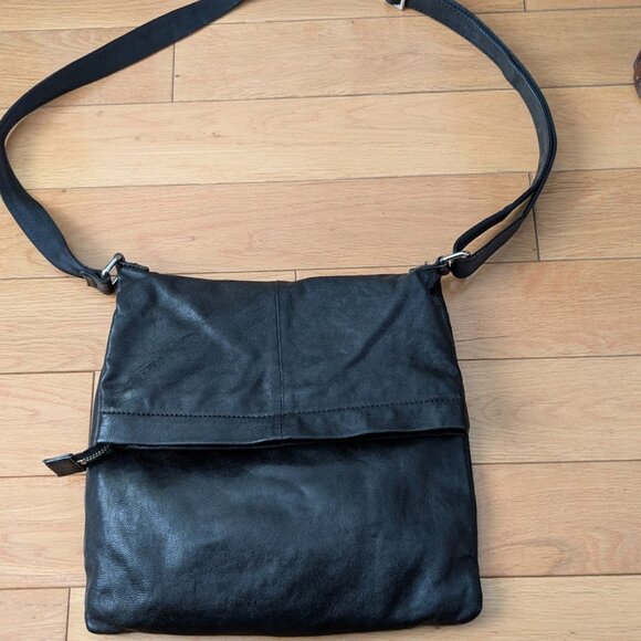 Danier Lether Crossbody Bag Genuine Leather crossbody bag - Picture 3 of 16